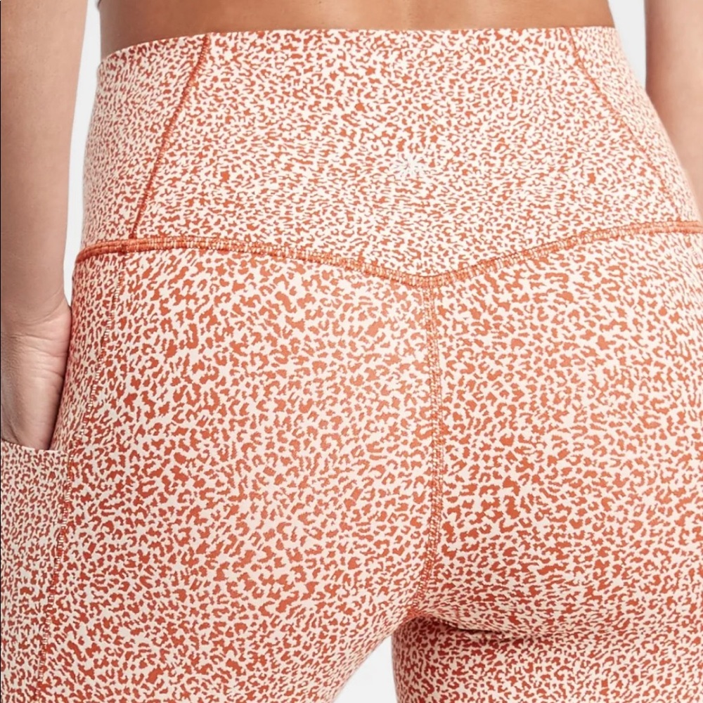Athleta Salutation Stash Pocket II - Textured micro cheetah print size MP